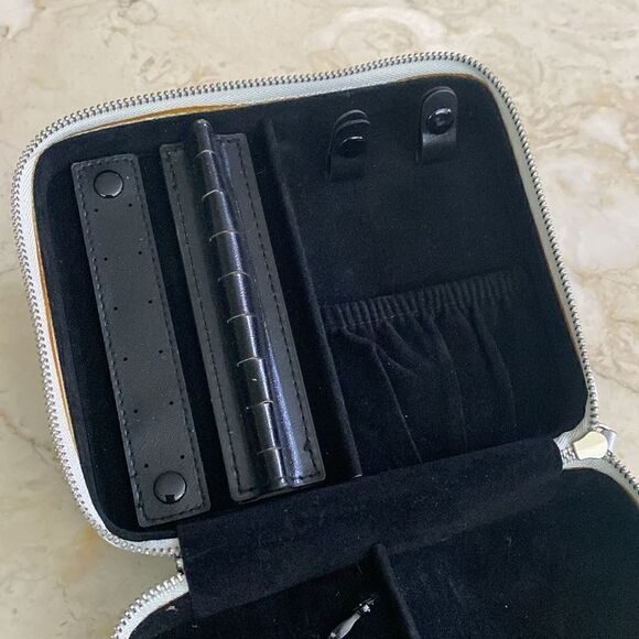 Pandora Elegance Silver Zippered Jewelry Storage Case - Picture 6 of 8